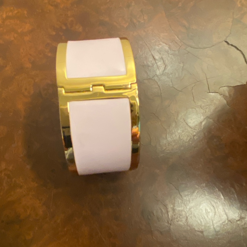 Tory Burch
Enamel Raised Logo Hinge Cuff Bracelet
1” wide
18K Gold Plated - Picture 2 of 6